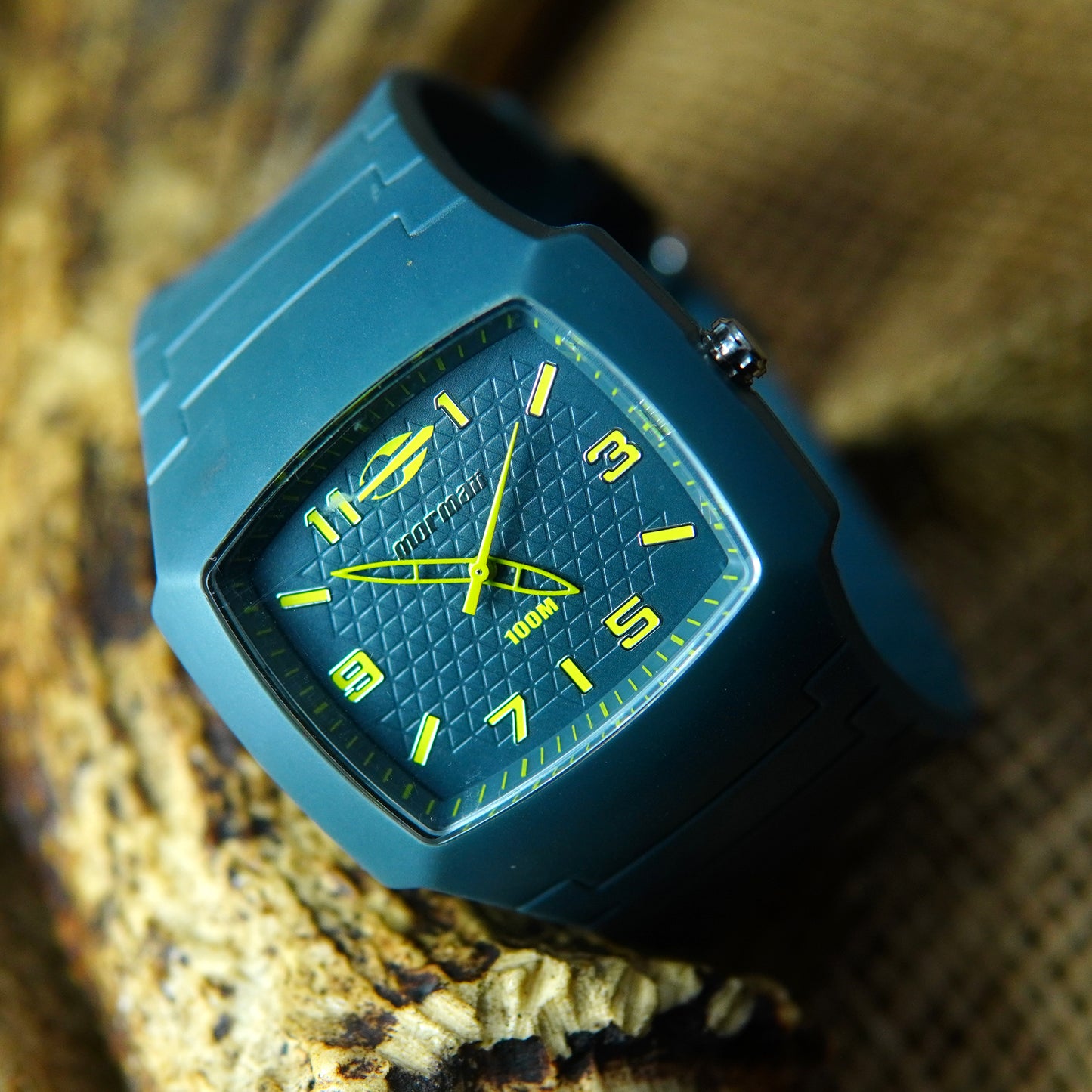 Mormaii Sporty Quartz Watch with Bold Yellow Accents – 100M Water Resistance M013