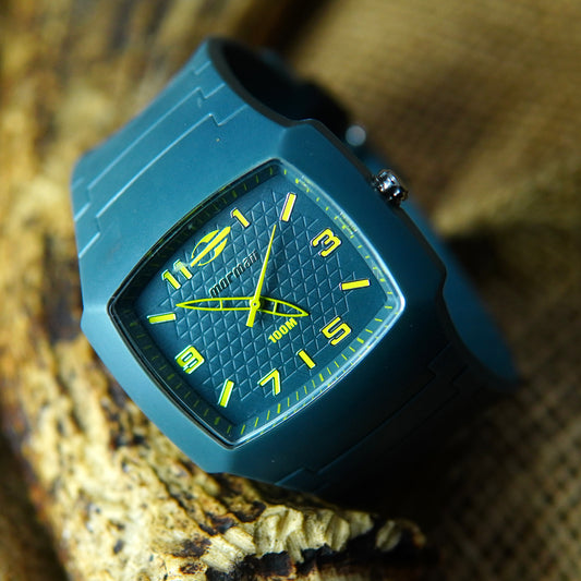 Mormaii Sporty Quartz Watch with Bold Yellow Accents – 100M Water Resistance M013
