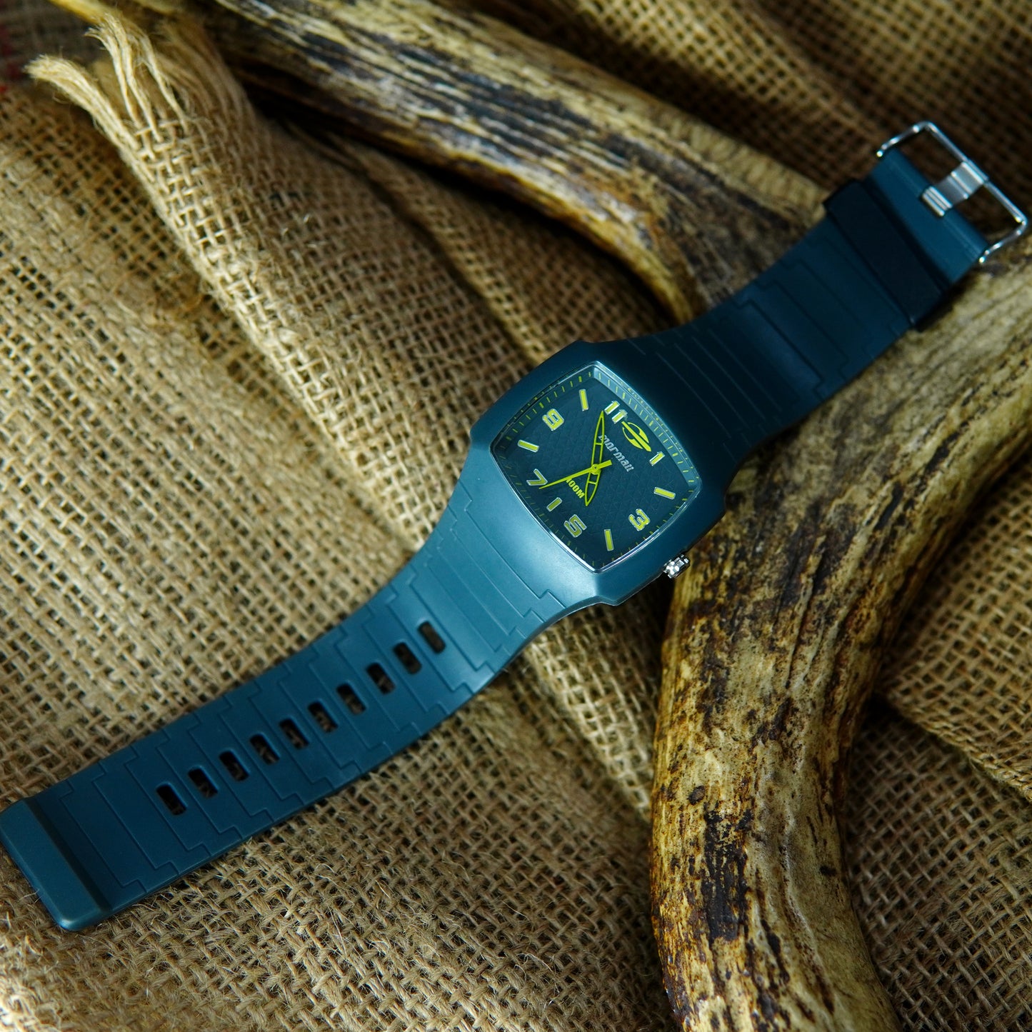 Mormaii Sporty Quartz Watch with Bold Yellow Accents – 100M Water Resistance M013