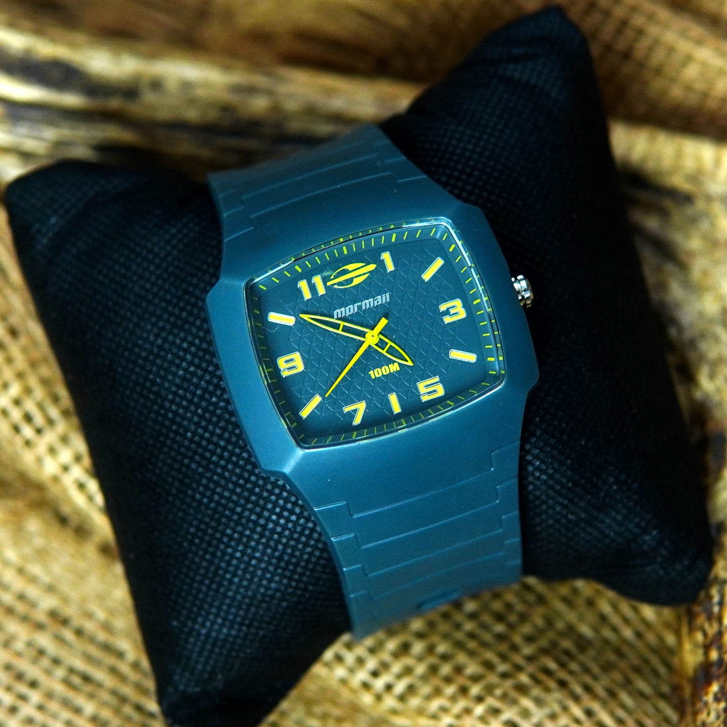Mormaii Sporty Quartz Watch with Bold Yellow Accents – 100M Water Resistance M013